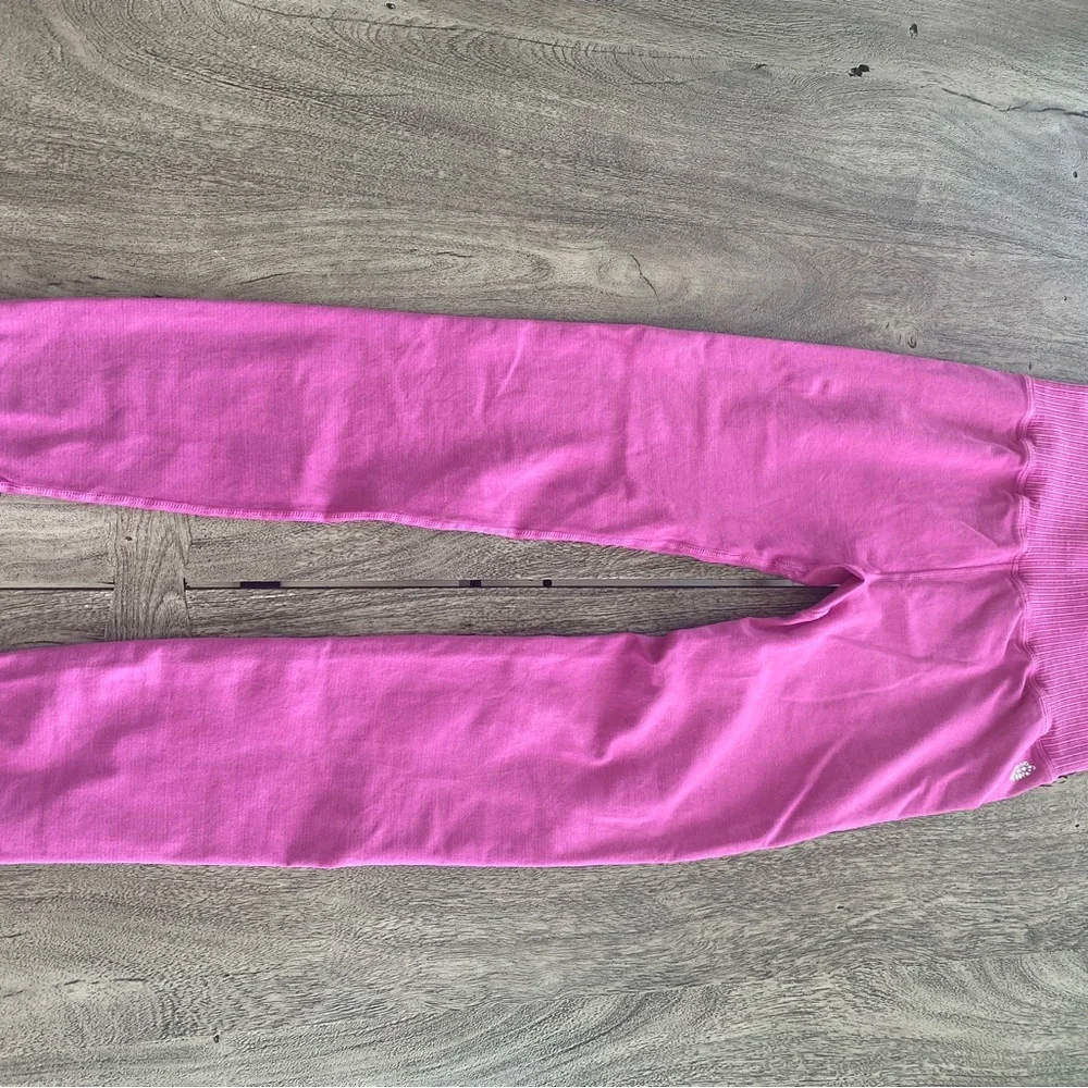 FP movement Fuchsia leggings - size M/L - like new - Picture 3 of 7